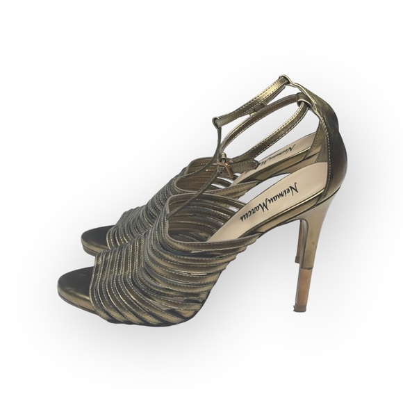 Neiman Marcus 𖤐 T-Strap Stiletto Heeled Sandal 𖤐 Metallic Gold Leather 𖤐 8M - Picture 8 of 16